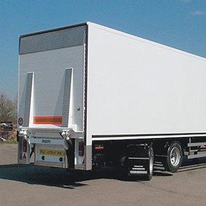 Zeer sterke verbinding van sandwichpaneel in vrachtwagen
