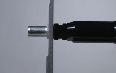 VIDEO: Sterke en waterdichte verbinding met gesloten High torque blindklinkmoeren